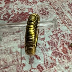 Gold Ribbed Stretch Bracelet